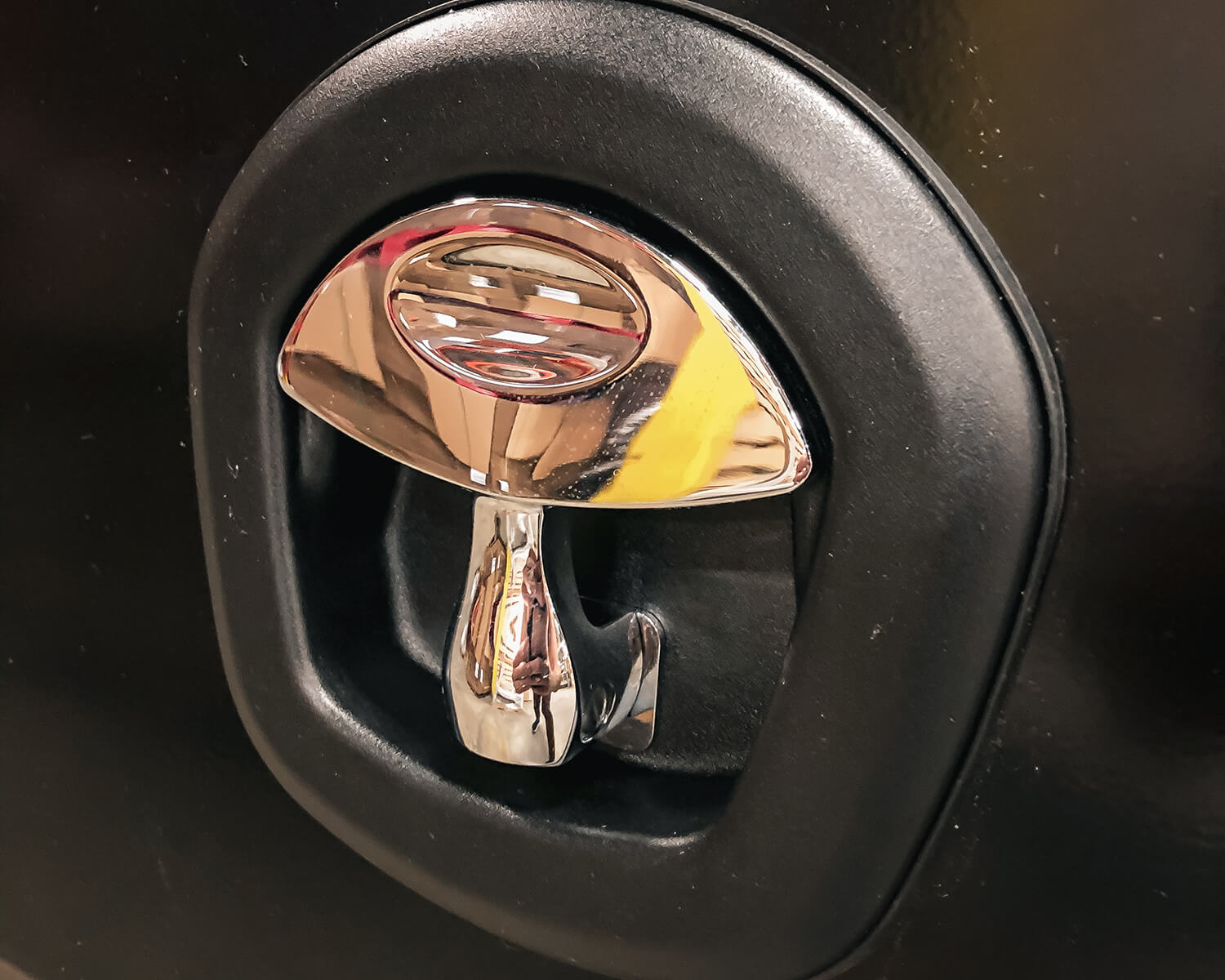 Black/Chrome Handle